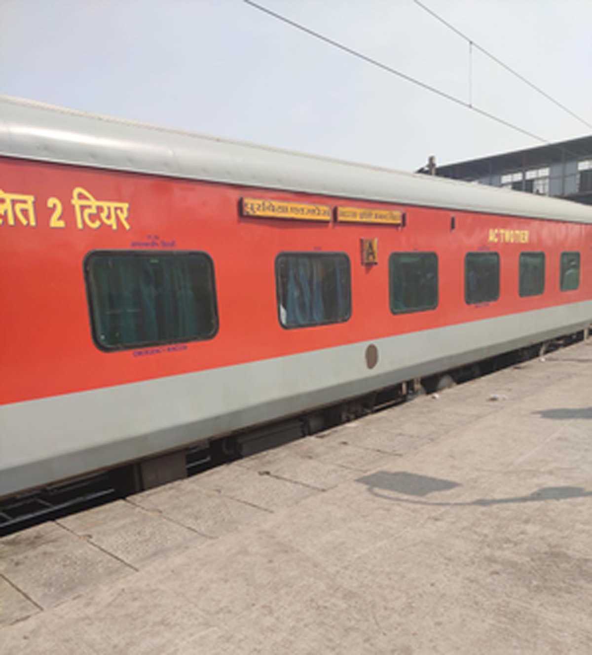 पूरबिया एक्सप्रेस में धुआं निकलने से अफरातफरी, ट्रेन रुकते ही यात्री बाहर कूदे